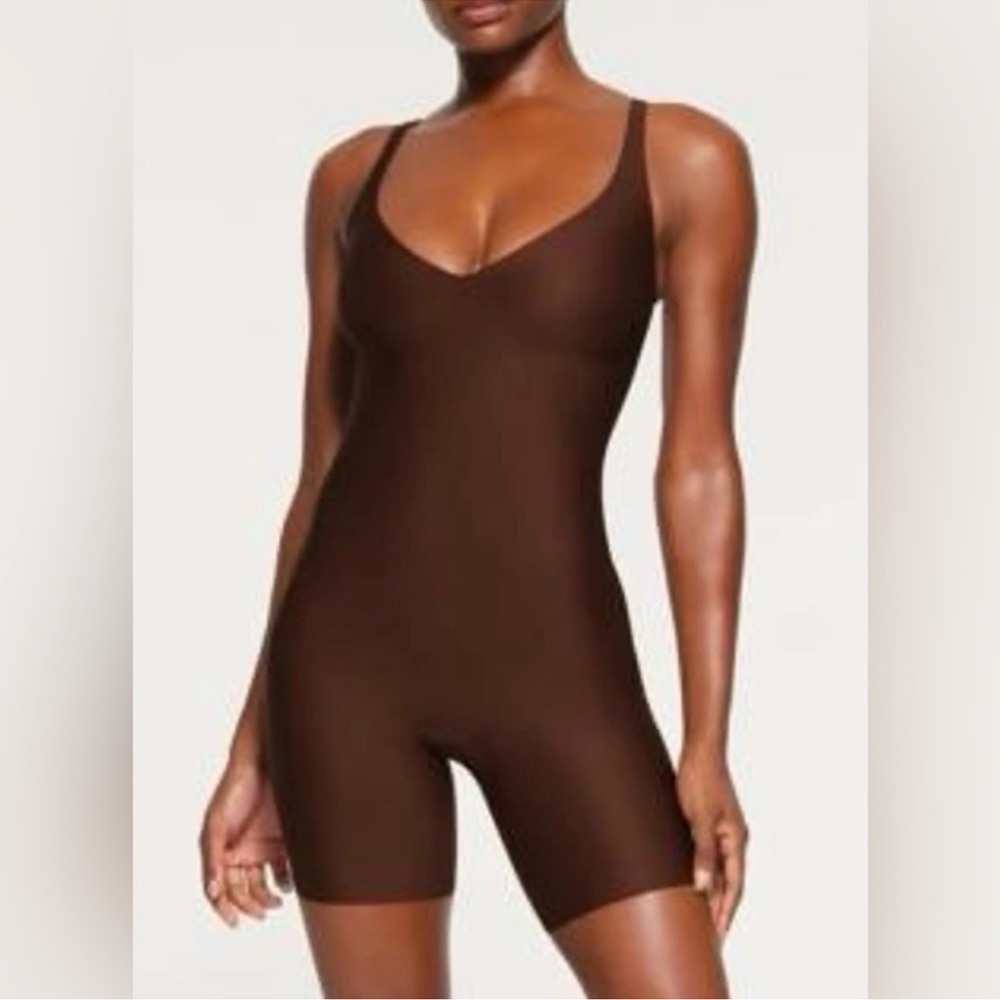 NWT SKIMS BODY UNLINED PLUNGE MID THIGH BODYSUIT COCOA - BROWN XL